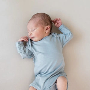 Kyte Baby Long Sleeve Bodysuit in Fog