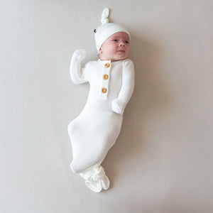 Kyte Baby Ribbed Knotted Gown with Hat Set in Cloud