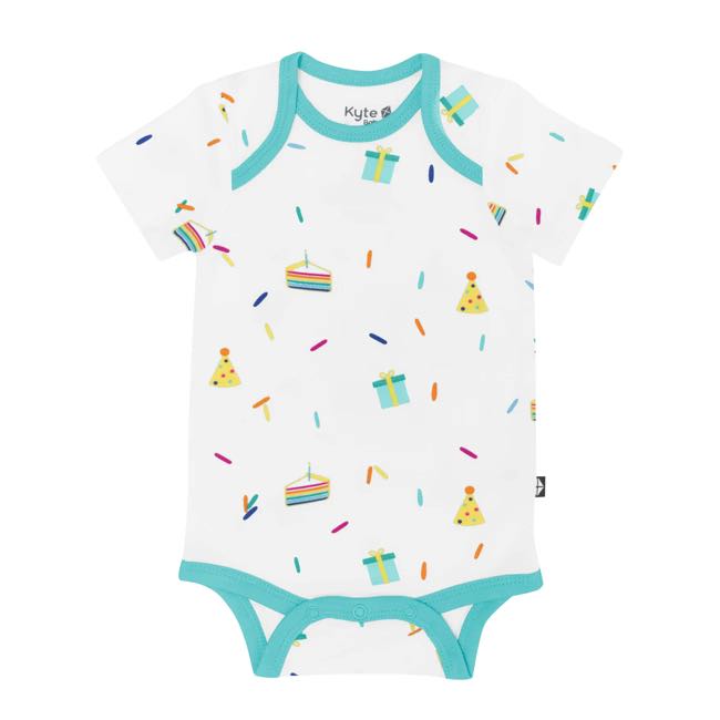 Kyte Baby Short Sleeve Printed Bodysuit in Cloud Party