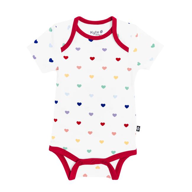 Kyte Baby Short Sleeve Printed Bodysuit in Cloud Rainbow Heart